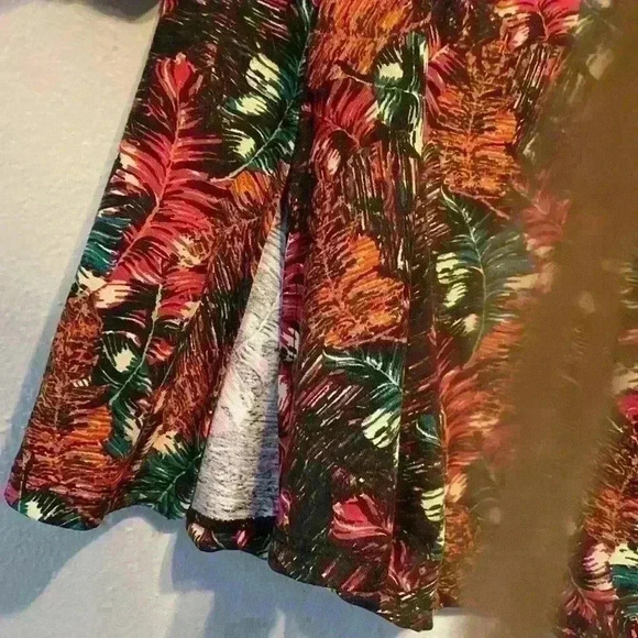❤️ LuLaRoe Feather Print Perfect T Size XXS Has Side Slits - Picture 7 of 7